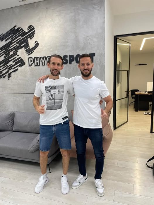 יובל רם (מימין) עם תומר בסן במכון Physio Sport